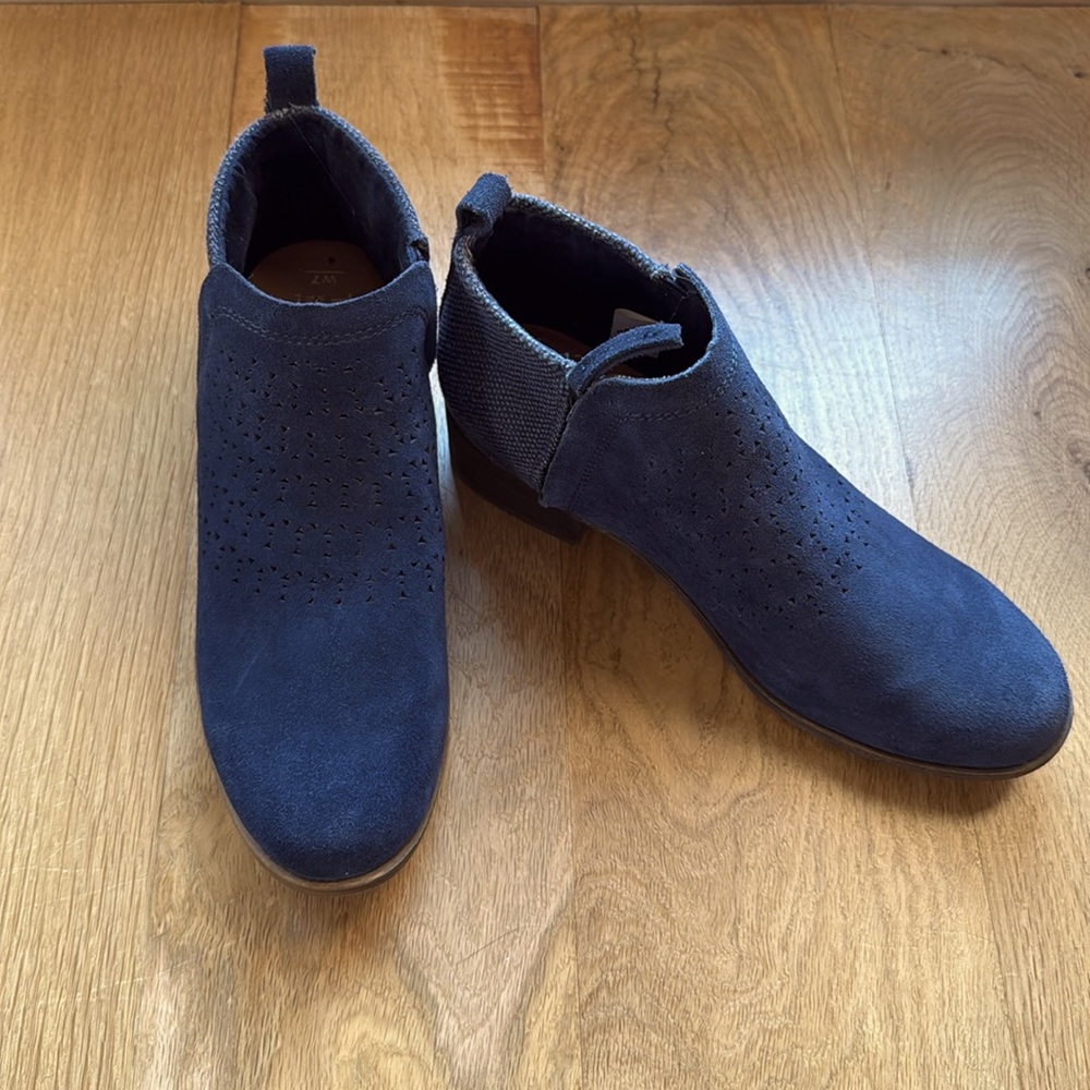Tom’s Navy side zip bootie size 7 W